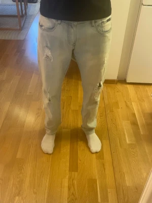 Ljusblå  jeans från Armani|Exchange - Armani Exchange j13 jeans i Size 33 Slim. Jag är 190 cm lång och sitter bra på mig