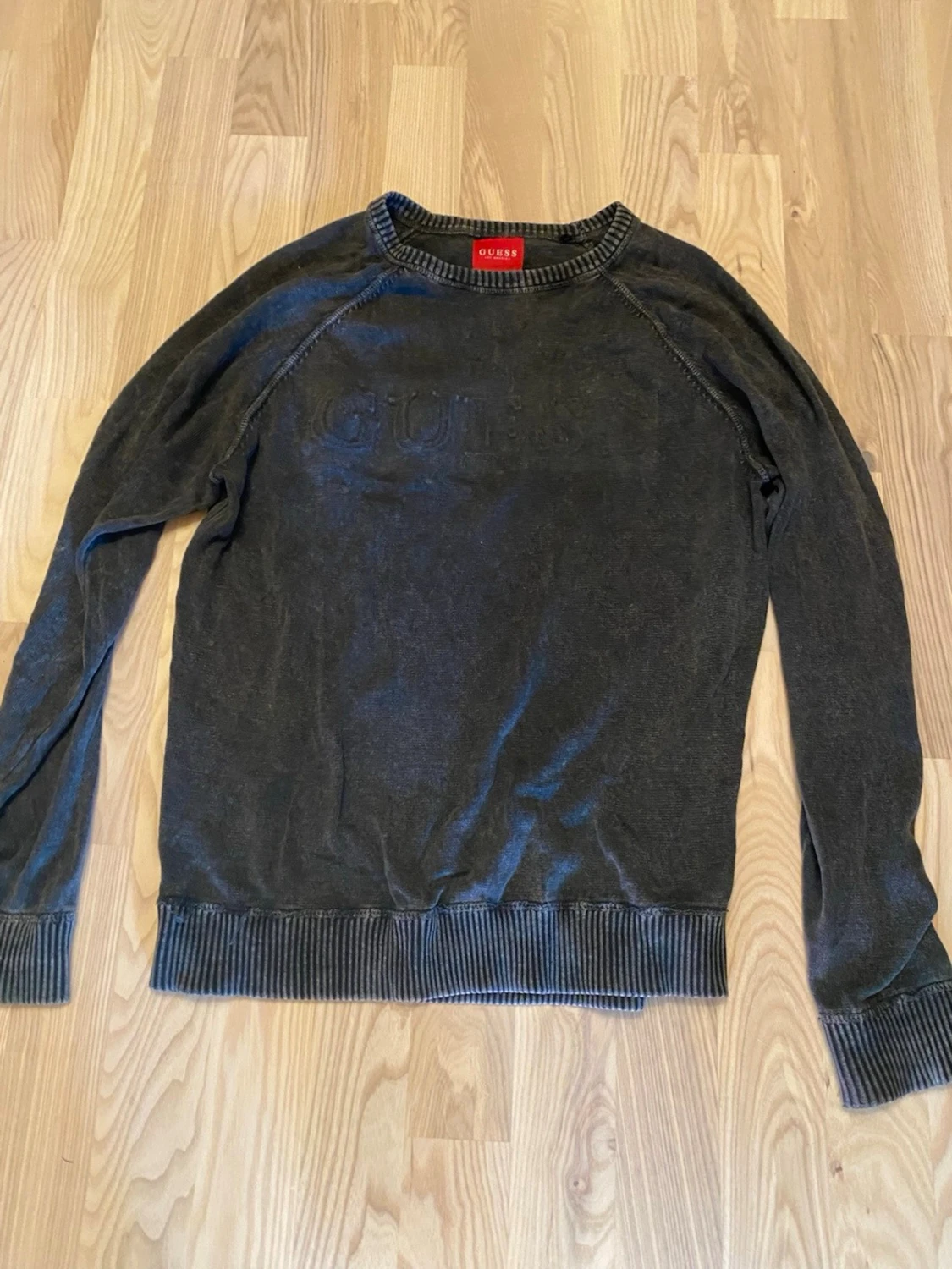 Svart sweatshirt från Guess - 1