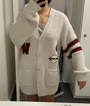 Vit oversized kofta med röda detaljer - Såå cool och snygg vit oversized stickad kofta med röda detaljer💕💕💕