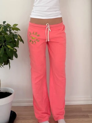 Hollister lågmidjade byxor  - Storlek L, obs har en klämma bak så att dem hålls upp. Rakt över midjemått: 41cm. Innebenslängd: 74cm. Skickas inom 24h. Se liknande plagg i min profil! A9