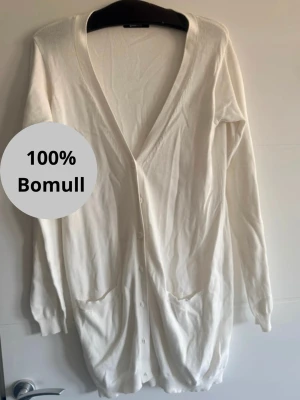 Lång vit kofta från Gina Tricot – storlek L  - 🤍✨ Lång vit kofta från Gina Tricot – storlek L ✨🤍  🛍️ Säljer en fin lång vit kofta från Gina Tricot.  ✅ Skick: mycket bra ✅ Storlek: L 📏 Bredd: 92 cm 📏 Längd: 82 cm  Mjuk, bekväm och lätt att matcha med jeans, leggings eller klänning. Perfekt för svalare dagar. 🤍  📩 Skicka gärna ett meddelande vid intresse!