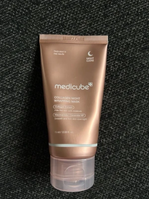 Medicube Collagen Night Mask - Medicube Collagen Night Wrapping Mask är en nattmask i en roséguldig tub på 75 ml. Innehåller kollagenextrakt, niacinamid och ceramid NP för att återfukta och stärka huden medan du sover.  Har använts i liten mängd för att testa produkten. 