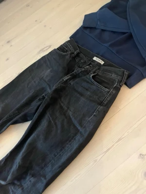 Svarta carhartt Jeans  - Ett par svarta baggie Carhartt jeans. Perfekt för en nice och chill stil. Priset är inte suttit i sten och skriv för funderingar. W 26 L 30 