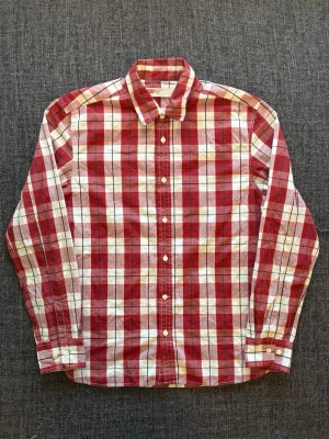 Levis skjorta ~ vintage  - Sjukt eftertraktad Levi’s skjorta ~ sällsynt rutig 2000’s modell som inte längre produceras | st M/true size | Rekomenderad längd mellan 174–184cm | färg röd/vit | klassisk passform | OBS kan gå ner lite i pris vid snabb affär! 🏄