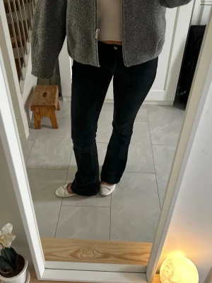Svarta bootcut jeans från zara - Svarta bootcut jeans från zara. Jeansen har en snygg, smal passform upptill och lätt utsvängda ben. Perfekta till sneakers eller ballerinas för en trendig look. Storlek 36.