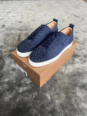 Loubs - Ett par feta Mörkblåa Loubs med spikar i mocka, Storlek 44, Oanvända, Skriv till mig via funderingar