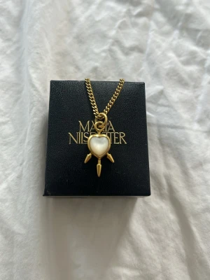 Maria Nilsdotter - Säljer detta fina halsband som jag köpte förra sommaren då jag är i behov av pengar. Vill gärna få det sålt idag, därav det låga priset. Längden på kedjan är 45. Halsbandet är i bra skick då jag tagit väl hand om det! ❣️