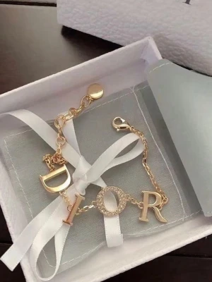 Guldfärgat armband med diamanter  - Snyggt armband i guldfärgad metall. O:et är dekorerat med små glittrande pärlor som ger extra lyxig känsla. Justerbar kedja med karbinlås. Perfekt accessoar för att lyfta din stil. Säljes utan box men jag har box och paketering som kan säljas för lite dyrare men kontakta mig om du vill ha med paketering.