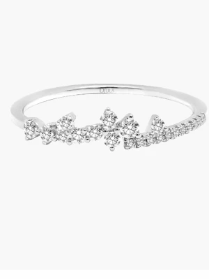 Vitguldsring med diamanter från Djula - Snygg och elegant ring i vitguld från Djula, dekorerad med små gnistrande diamanter i en modern och stilren design. Perfekt för dig som gillar exklusiva accessoarer med en lyxig känsla. Kommer i original ask. Orginal pris 16000 tusen. Säljer den för halva priset 