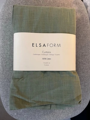 Gröna gardiner från Elsaform - Säljer ett set med två gröna gardinlängder från Elsaform i 100% bomull. Mått: 110x220 cm. Tyget har en diskret struktur och en mjuk, mintig grön ton som passar till många olika inredningsstilar. Helt oanvända, säljer då jag inte var helt nöjd med färgen när jag kom hem 