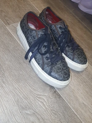 salvatore ferragamo anson gancini sneakers - salvatore ferragamo anson gancini sneakers I storlek 42, köptes för runt 5500-6000kr för 2 år sedan och använda väldigt sparsamt. Priset går att diskutera vid snabb affär :)