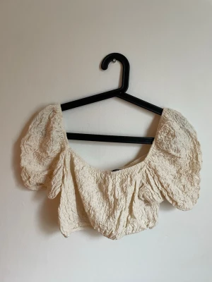 Zara puffy arm crop top - Zara puffy arm crop top, den är helt ny och oanvänd.