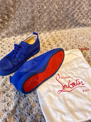 Christian Louboutin Skor - 🔵 Christian Louboutin Sneakers – Strl 42 🔵  Säljer ett par äkta Christian Louboutin sneakers i blå mocka. Skorna är i fint skick, cirka 8,7/10, och passar perfekt för dig som vill ha ett par exklusiva sneakers till ett bra pris. ✨  📏 Storlek: 41,5 passar 42 ✅ Äkta 📦 Endast dustbag medföljer ⭐ Skick: 8,7/10  💰 Pris: 3 350 kr Priset är inte hugget i sten, så seriösa bud tas emot.  Skicka meddelande vid intresse eller om du har frågor! 🤝 