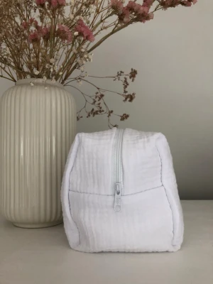 Vit mini necessär - En egen gjord fin vit mini necessär man kan använda till t.e.x. Skincare🤍 längd: 13 cm, bredd:12 cm, höjd:14 cm