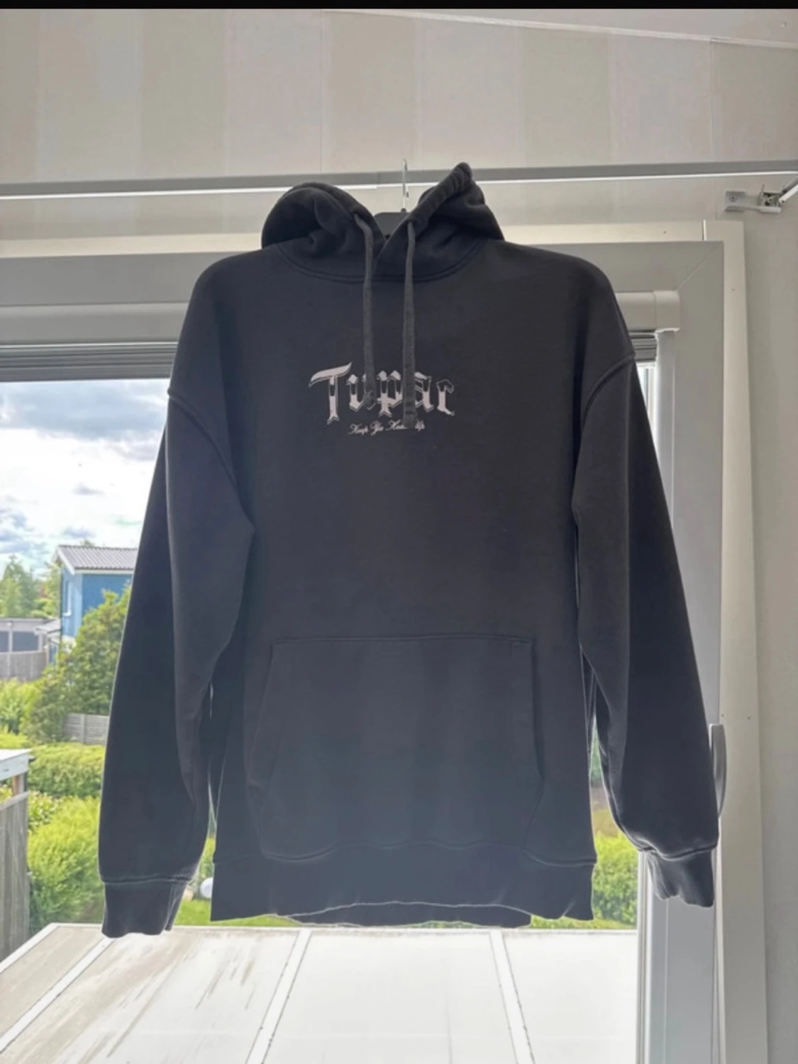 Svart Tupac hoodie med tryck