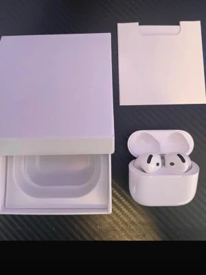 Apple AirPods Pro trådlösa hörlurar - Säljer ett par vita Apple AirPods 4 ANC med laddningsetui. De är trådlösa in-ear hörlurar i snygg och kompakt design, tillverkade i blank plast. Perfekta för musik, samtal och träning. Originalförpackning medföljer.