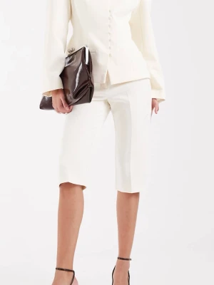 Vita bermudashorts från Max Mara - Stilrena vita capri byxor från asos med hög midja och skräddad passform. Shorts i knälång modell, tillverkade i ett slätt tyg som ger en elegant look. Perfekta för en chic och modern stil. Kostym material. Helt oanvända med prislapp 