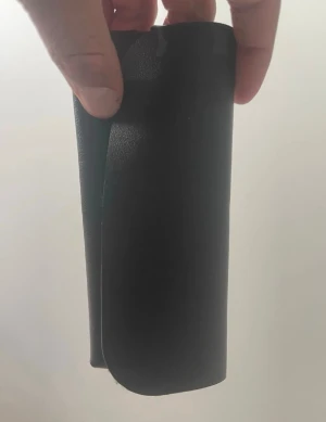 Svart mobilskal i mjukt material - Säljer ett svart mobilskal med slät yta och flexibel form. Skalet är tillverkat i ett mjukt material som känns bekvämt att hålla i och skyddar mobilen mot repor och stötar. Perfekt för dig som vill ha ett stilrent och enkelt skydd till din telefon.