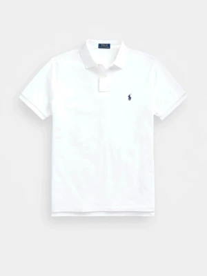 Vit pikétröja från Ralph Lauren - Klassisk vit pikétröja från Ralph Lauren med korta ärmar och krage. Tröjan har två knappar framtill och den ikoniska lilla loggan broderad på bröstet. Perfekt till jeans eller shorts för en clean och stilren look.