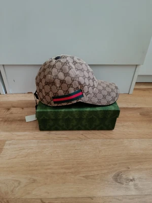 GG Keps – Priset kan diskuteras  - Den är helt ny och har aldrig använts. Det är bara att skriva om det finns några frågor eller funderingar. Priset kan diskuteras. Fraktar inom 24H. 