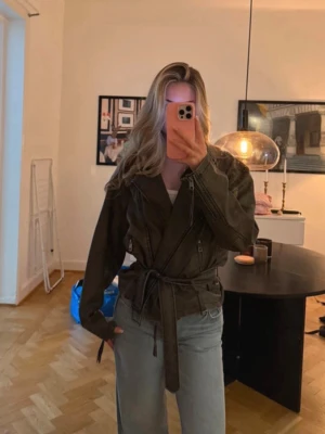 Skinn jacka  - Skinn jacka från Gina Tricot, använd nån gång men gott skick 