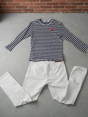 Randig långärmad topp Comme des Garçons - Säljer en otroligt fett långärmad tröja från Comme des Garçons. Bra skick, fraktar inom 24h timmar vid köp. Storlek L