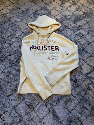 Archive hollister south coast  - Perfekt hoddie för dig som håller på att byta stil från lite mer grish till archive eller dig som är lite mer grish. Kort sagt denna tröjan passar för alla stiler. Hollister soath coast.