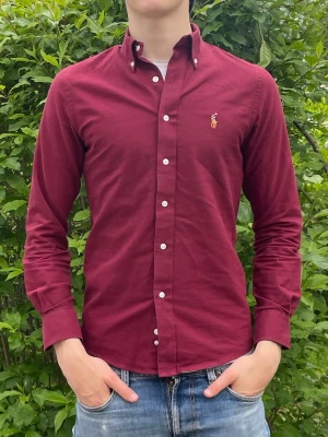 Vinröd skjorta från Ralph Lauren - Raffe skjorta! Vinröd färg! Storlek S! Personen på bilden är 184cm, ca 70kg! Slim fit! 