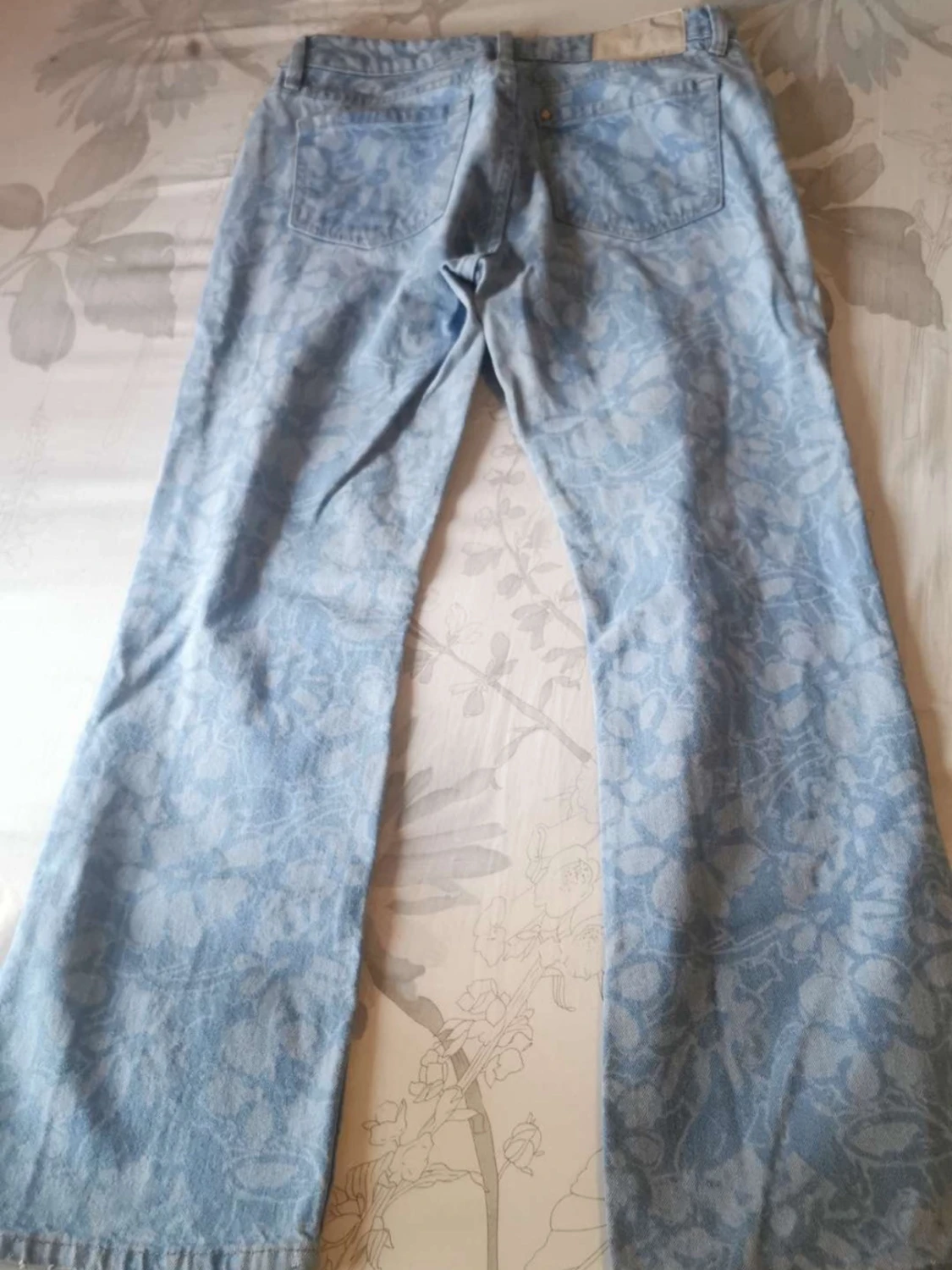 Ljusblå bootcut jeans med blommönster - 1