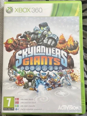 Skylanders Giants Xbox 360 spel - Skylanders Giants till Xbox 360 är ett actionäventyrsspel där du samlar och använder olika Skylanders-figurer för att slåss mot fiender och lösa uppdrag. Omslaget är färgglatt med flera karaktärer och spelet har stöd för svenska, norska och danska. Perfekt för dig som gillar fantasy och samlarspel.
