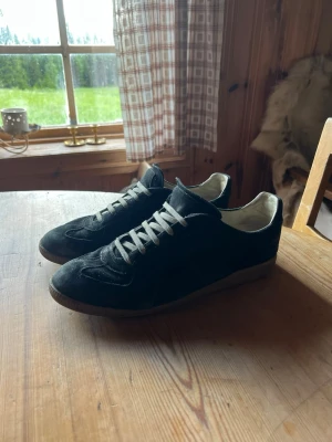 Maison Margiela Gats (Mocka) - Säljer dessa Maison Margiela Gats i storlek 42 som är i använt skick men har fortfarande mycket att ge. Äkta såklart men ena snöret på sista bilden är av samt ett litet hål på bild 4 annars goa maisons.