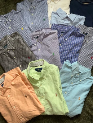 Ralph Lauren Bulk - Massa skjortor från Ralph lauren för dig som vill börja med resale eller bara gillar stilen. Det är 1 T-shirt och 11 skjortor var av 9 är från Ralph lauren. Storlekarna är mestadels M men förekommer även några i L och en i S om jag inte misstar mig.  Köper du alla får du plaggen för inte ens 299 styck istället för 1500 - 2000 som de kostar nya. Kan även köpas styck men blir då även dyrare per plagg. Hör av er vid minsta fundering.  Pris kan diskuteras!