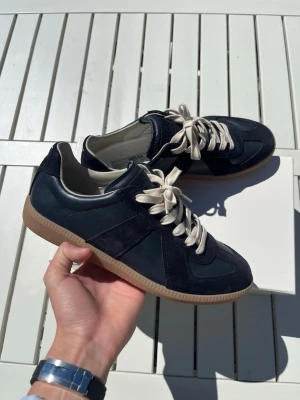Mörkblå maison margiela skor  - Maison margiela skor/gats i storlek 42. Skorna är i toppskick, använd några gånger. Box osv ingår. Hör av dig vid frågor eller funderingar 😃! Priset prutat och klart! ✅  