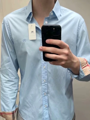 Burberry skjorta - Super fin ljusblå blåburberry i storlek L, perfekt nu till sommaren. Skjortan är i mycket bra skick utan några defekter. Nypris 5000kr mitt pris endast 1000kr! Hör av er vid frågor. Mvh Trend closet😊🌊
