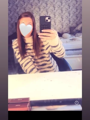 Fluffig zebramönstrad stickad tröja - Säljer en supermjuk och fluffig stickad tröja med zebramönster. Nästan aldrig använd 💕