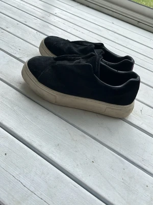 Svarta sneakers med vit sula - Sneakers från Eytys storlek 41