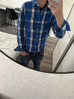 Hollister skjorta ~ Vintage  - Hollister skjorta i mycket bra skick, inga defekter! Storlek S men passar mer XS. Modellen på bilden är 170, 55kg! Hör av er vid frågor eller minsta fundering 🙌  Se mått nedan:  Längd: 61 cm  Bred: 47 cm  Ärm: 60 cm