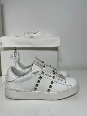 Valentino Rockstud Skor - Säljer nu dessa Valentino Rockstud Skor med ett nypris på 7 700 kr!, skriv för fler bilder/frågor🙌🏼 