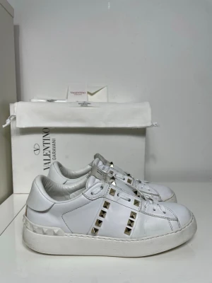 Valentino Rockstud Skor  - Säljer nu dessa Valentino Rockstud Skor med ett nypris på 7 700 kr!, skriv för fler bilder/frågor🙌🏼 