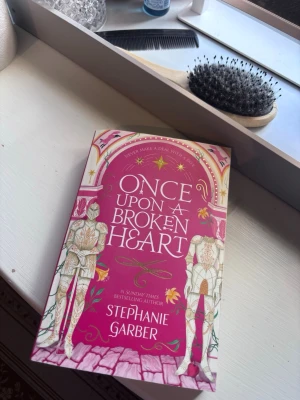 Once Upon a Broken Heart bok - Säljer boken 'Once Upon a Broken Heart' av Stephanie Garber. Den är på engelska, väldigt fint skick förrutom den brutna ryggen men de är tjocka sidor så de va tyvärr oundvikligt.