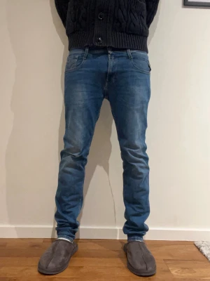 Replay Anbass - Ett par riktigt fina Anbass jeans ifrån Replay, de är nästan i nyskick och endast använda ett fåtal gånger, Jeansen är i storlek W30 och L32!  Modellen är 181cm och 70kg! Skriv om du har fler frågor, priset är inte hugget i sten och kan diskuteras!