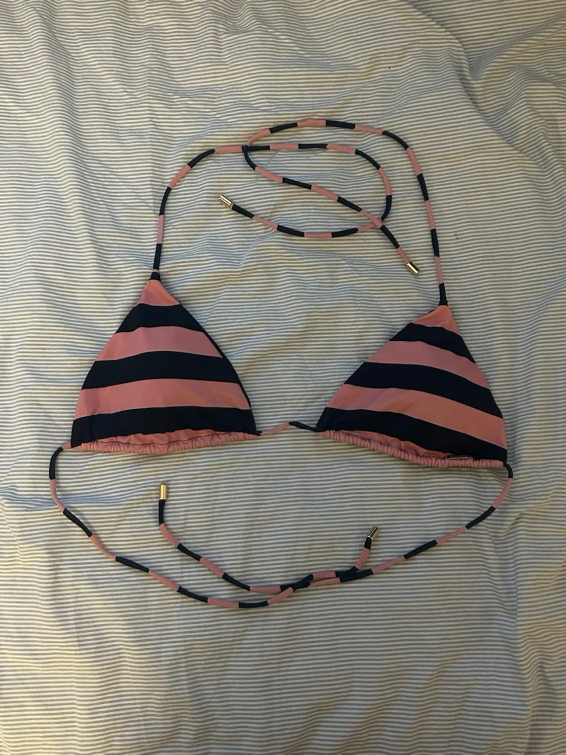 Randig trekantsbikini i rosa och svart