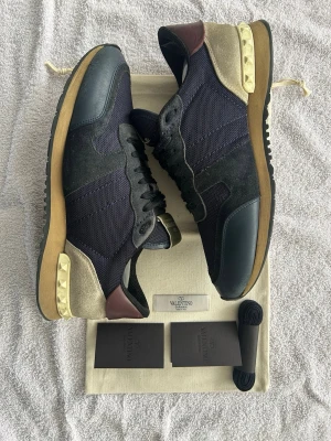 Valentino Garavani sneakers svart/beige - Feta valentino Rockrunners som bara sitter och plockar damm hemma. Autentiskga skor för ett bra pris du får med allt som är med i bilden. Bara att skriva om du har några frågor eller något du undrar om. PRIS KAN DISKUTERAS