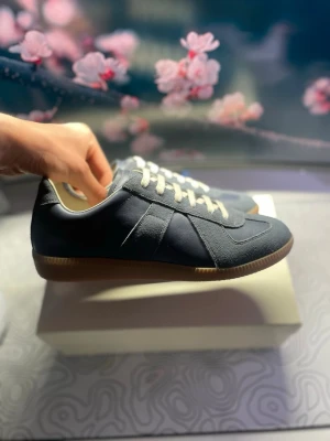 Maison Margiela gats - Säljer dessa riktigt snygga Maison Margiela Gats i storlek 43! Skorna är gjorda i skinn och mocka. Skorna har färgen Navy och är i mycket fint skick! Säljer dem eftersom dem var lite för små! Hör av er ifall ni har några frågor eller liknande! ⭐️
