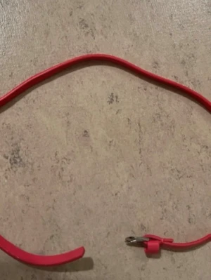 Rosa smalt diadem i plast - Ett enkelt och stilrent rött diadem i smal modell, tillverkat i plast. Perfekt för att hålla håret på plats och ge en färgklick till din look.