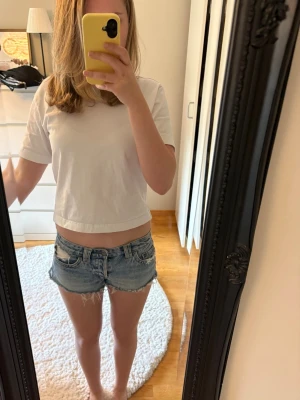 Blå  jeansshorts  - Säljer ett par blå jeansshorts från Pull&Bear med låg midja. Super snygga och perfekta till sommaren. Shortsen är i storlek 36