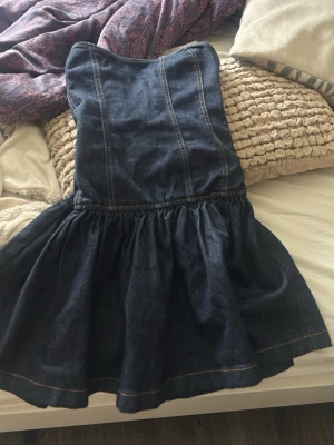 Märkblå denim tubklänning  - En snygg klänning aldrig använd pågrund av att den är för stor, Skriv om ni är intresserade 💞
