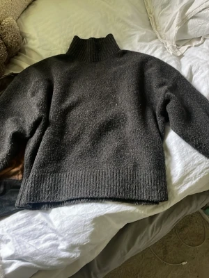 Stickad tröja  Zara  - Fin stickad tröja. Den är svart/grå. Passar xs. Från Zara 