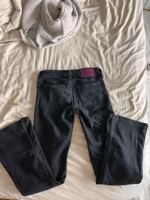 Svarta jeans från Cheap Monday - Säljer ett par svarta jeans från Cheap Monday. Storlek 27/30 och lite uppsydda, inga defekter och fint skick!💕💕