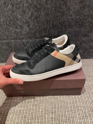 Burberry skor  - Hej, säljer nu dessa svin snygga Burberry skor. Skorna är i grymt skick!  Bara skorna medföljer. Hör av dig vid frågor. 